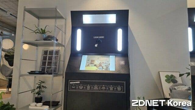 오늘의집 쇼룸 3층 ‘크리에이터 아뜰리에’에 비치된 네컷 촬영 기계.
