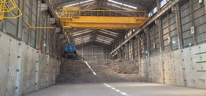 처리된 폐기물(순환자원)이 순환자원 저장고에 쌓여 있다. 한국시멘트협회