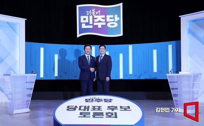 정청래·박찬대 더불어민주당 당대표 후보가 16일 서울 양천구 목동 SBS에서 열린 TV토론회에 앞서 기념촬영을 하고 있다. 2025.7.16 김현민 기자