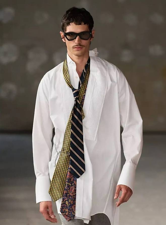 지난달 프랑스 파리에서 열린 ’2026 봄·여름 파리패션위크’ 준야 와타나베 쇼에서 모델이 넥타이를 여러 개 두르고 무대에 나서고 있다./준야 와타나베