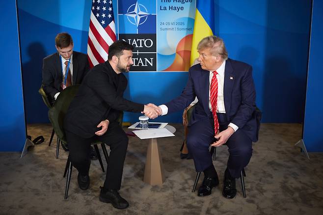 지난 6월 25일 네덜란드 헤이그에서 열린 2025 NATO 정상회담에서 볼로디미르 젤렌스키 우크라이나 대통령과 도널드 트럼프 미국 대통령이 대화를 나누고 있다. /UPI 연합뉴스