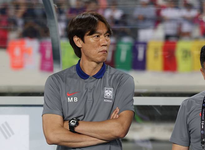 홍명보 축구 대표팀 감독이 15일 열린 동아시안컵 한일전에서 굳은 표정을 짓고 있다. /뉴스1