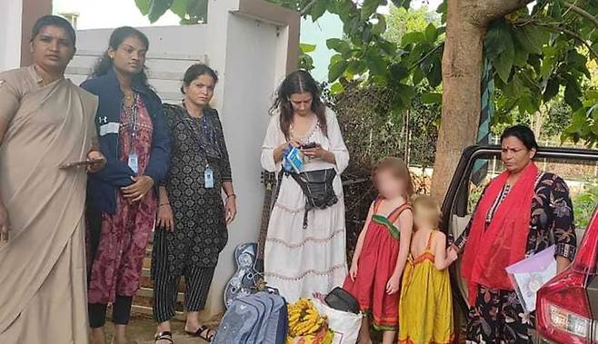 인도 남부 카르나타카주의 한 정글 속 동굴에서 러시아인 여성 니나 쿠티나(가운데)와 그의 두 딸이 살고 있는 것을 고카르나 경찰이 발견했다./고카르나 경찰