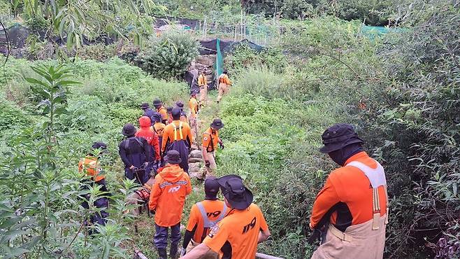 70대 치매 노인이 경기 의정부시에서 집을 나선 뒤 실종됐다는 신고를 받고 수색에 나선 소방 인력./경기도북부소방재난본부 제공