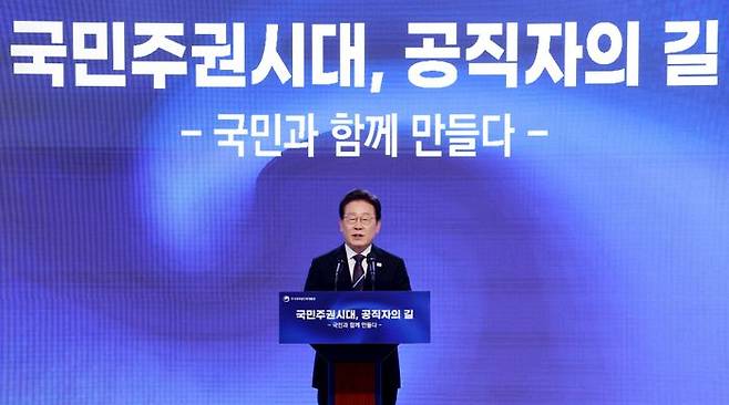 이재명 대통령이 지난 14일 충북 진천 국가공무원인재개발원에서 70기 5급 신임관리자과정 교육생들에게 '국민주권시대, 공직자의 길'을 주제로 특강을 하고 있다.ⓒ 연합뉴스