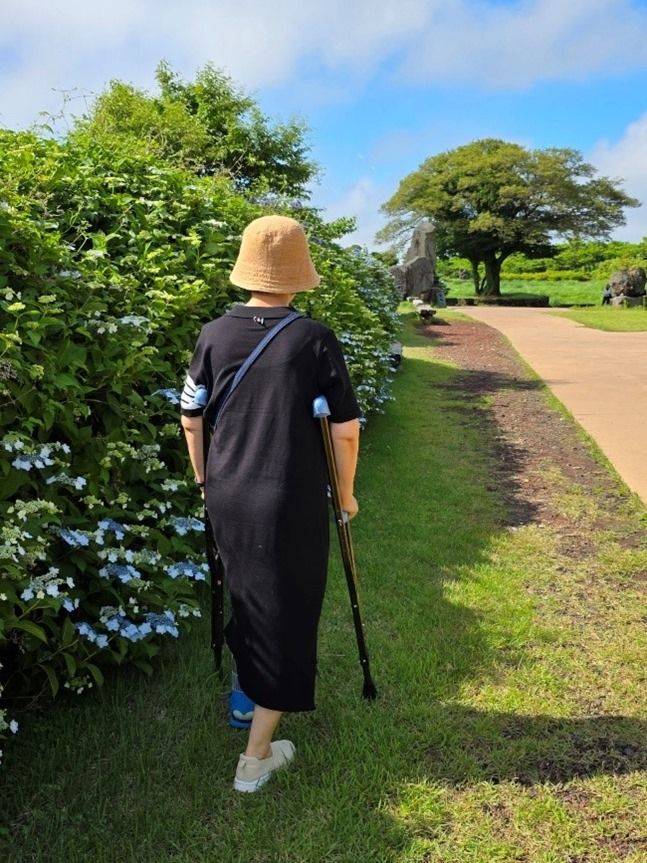 목발을 집고 관광지를 돌아보는 아내 ⓒ