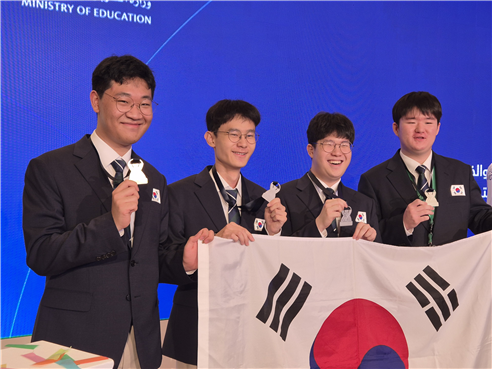 과학기술정보통신부와 한국과학창의재단은 제57회 국제화학올림피아드에서 한국대표단 전원이 메달을 획득했다. 과기정통부 제공