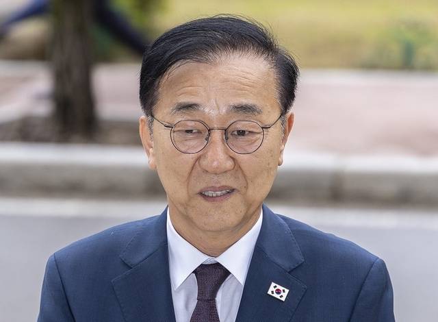 김윤덕 국토부 장관 후보자가 15일 정부과천청사에 마련된 인사청문회 준비 사무실로 첫 출근하다 취재진과 만나 인터뷰하고 있다. <연합뉴스>