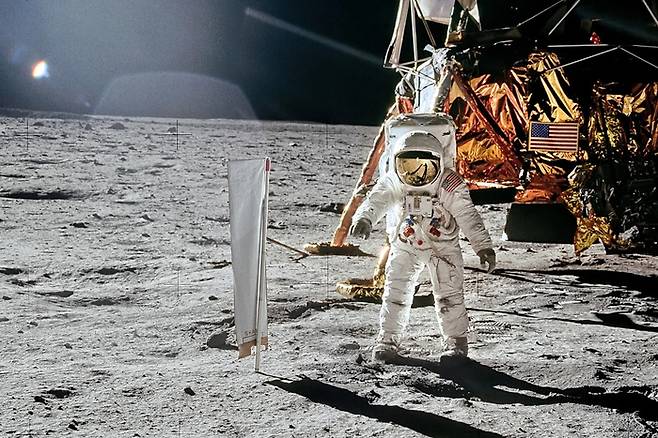 달 표면에 실험 장치를 설치하는 우주비행사 버즈 올드린 / NASA