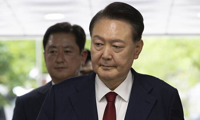 윤석열 전 대통령이 지난 9일 오후 구속 전 피의자 심문(영장실질심사)을 받기 위해 서울 서초구 서울중앙지방법원으로 들어서고 있다. 사진공동취재단