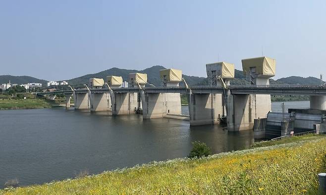 금강 공주보는 2021년 철거하기로 결정됐지만, 4년이 지나도록 집행되지 않고 있다. 2024년 6월 수문이 닫힌 공주보의 모습. 김규원 선임기자.