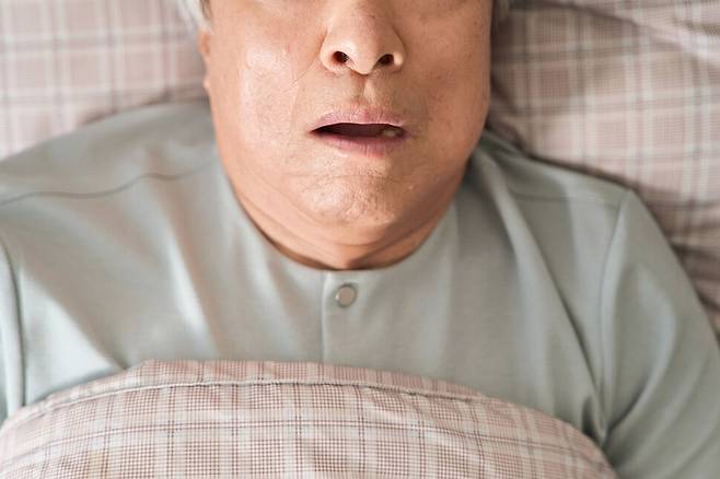 구강질환은 만성 염증을 일으켜 전신 염증 반응을 촉발하고, 이 과정이 암의 발생과 진행에 영향을 줄 수 있다. 게티이미지뱅크