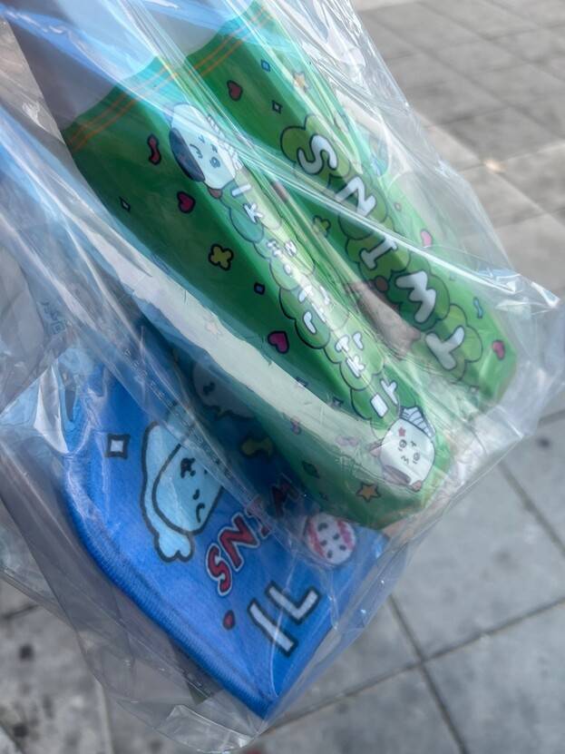 엘지(LG)트윈스 팬 정민지(28)씨가 최근 구매한 엘지트윈스와 캐릭터 ‘최고심’과의 콜라보 굿즈인 응원 도구와 손수건. 정씨 제공.