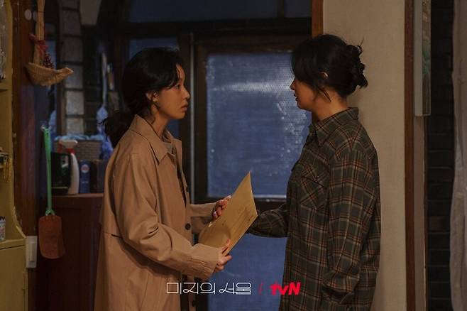 드라마 ‘미지의 서울’에서 암에 걸린 김로사(박환희 분·왼쪽)가 동거인 현상월(문수아 분)에게 미리 작성한 자신의 사망신고서를 건네고 있다. tvN 제공