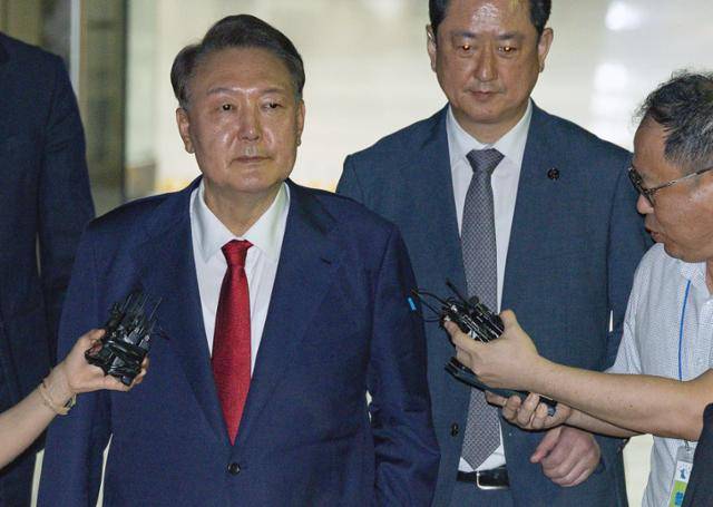 윤석열(왼쪽) 전 대통령이 9일 서울 서초구 서울중앙지법에서 열린 구속 전 피의자 심문(영장실질심사)을 마친 뒤 법원 청사를 나서고 있다. 내란 특검팀이 직권남용 등 혐의로 청구한 추가 구속영장이 법원에서 발부됨에 따라, 윤 전 대통령은 이튿날 오전 두 번째로 구속 수감됐다. 사진공동취재단