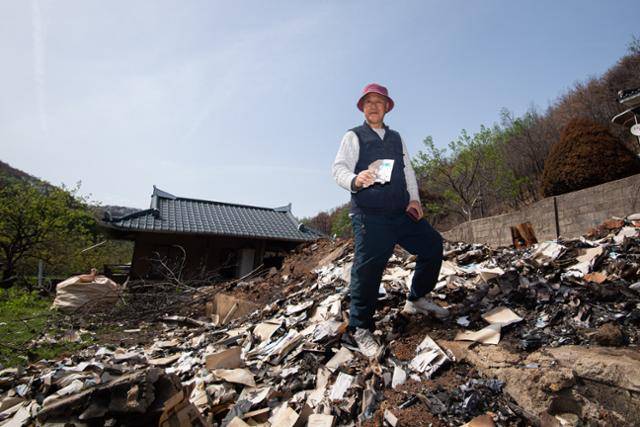 김연대가 산불로 전소된 생가 터 위에 서 있다. 안동=남동균 인턴기자