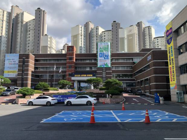 16일 오전 광주광역시교육청 청사 외벽에 내걸린 현수막. 학벌없는사회를위한시민모임 제공