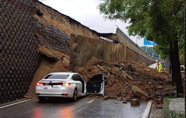 16일 경기 오산시 가장교차로 옹벽이 도로로 무너져 차량을 덮치는 사고가 발생해 소방 당국이 대응 1단계를 발령, 구조작업을 벌이고 있다. 경기도소방재난본부 제공