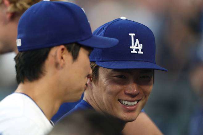 <yonhap photo-3192=""> LOS ANGELES, CALIFORNIA - JUNE 16: Yoshinobu Yamamoto #18 of the Los Angeles Dodgers reacts with Hyeseong Kim #6 during the third inning against the San Diego Padres at Dodger Stadium on June 16, 2025 in Los Angeles, California. Harry How/Getty Images/AFP (Photo by Harry How / GETTY IMAGES NORTH AMERICA / Getty Images via AFP)/2025-06-17 13:03:20/ <저작권자 ⓒ 1980-2025 ㈜연합뉴스. 무단 전재 재배포 금지, AI 학습 및 활용 금지></yonhap>