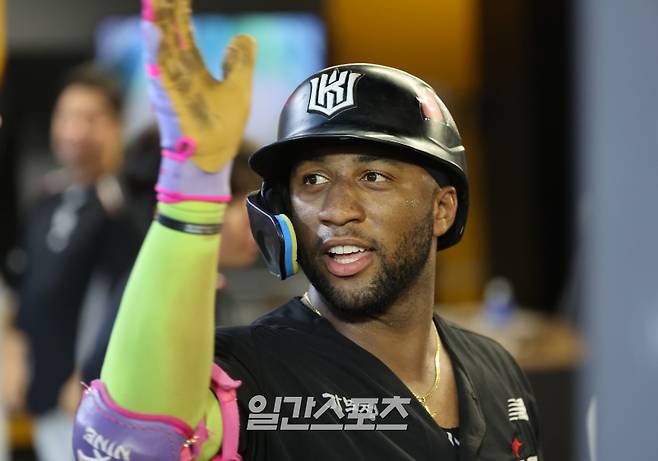 9일 오후 인천 SSG랜더스필드에서 열린 2025 프로야구 KT 와 SSG경기. KT 로하스가 5회 우중간 2점홈런을 날리고 더그아웃에서 기뻐하고 있다. 인천=정시종 기자 capa@edaily.co.kr /2025.07.09.