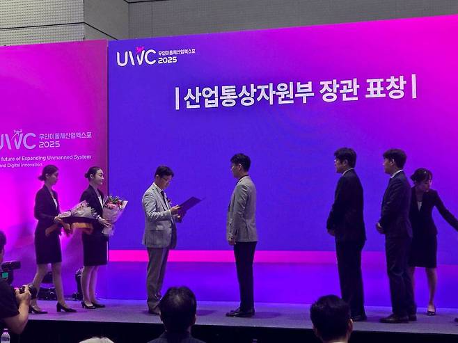 대한민국 무인이동체산업 유공자 산업통상자원부 장관 표창을 수상하는 김의정 위플로 대표 / 출처=위플로