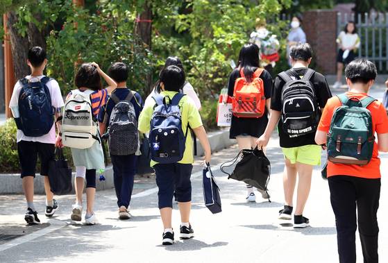 수업을 마친 초등학생들이 하교하고 있다, 사진 연합뉴스