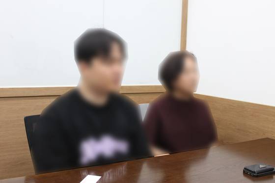 지난 8일 경기도 용인의 한 사무실에서 동탄 스토킹 피해자 사망사건 유가족이 중앙일보 취재진과 만나고 있다. 김민상 기자