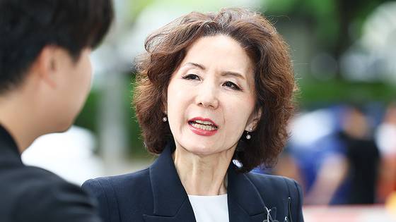 이진숙 부총리 겸 교육부 장관 후보자가 지난달 30일 오전 서울 여의도 한국교육시설안전원에 마련된 인사청문회 준비 사무실로 출근하며 취재진 질문에 답하고 있다. 연합뉴스