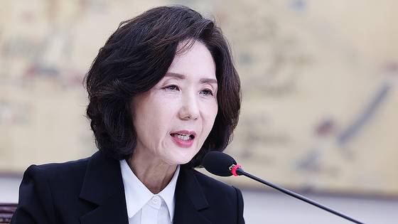 이진숙 사회부총리 겸 교육부 장관 후보자가 16일 오전 서울 여의도 국회 교육위원회에서 열린 인사청문회에서 의원들의 질의에 답변하고 있다. 뉴스1