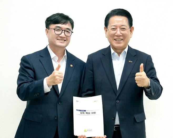 김영록 전남도지사가 16일 서울지방조달청사에서 임기근 기획재정부 2차관과 면담을 한 뒤 기념촬영을 하고 있다. 전남도 제공