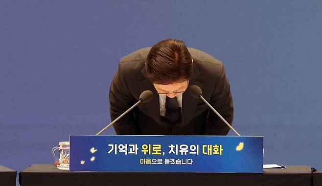 이재명 대통령이 16일 오후 서울 종로구 청와대 영빈관에서 열린 …기억과 위로, 치유의 대화‘에서 인사를 하고 있다. 대통령실사진기자단