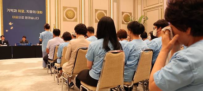 이재명 대통령이 16일 오후 서울 종로구 청와대 영빈관에서 열린 …기억과 위로, 치유의 대화‘에서 사회적 참사 유가족들의 이야기를 듣고 있다. 대통령실사진기자단 한겨레 김태형