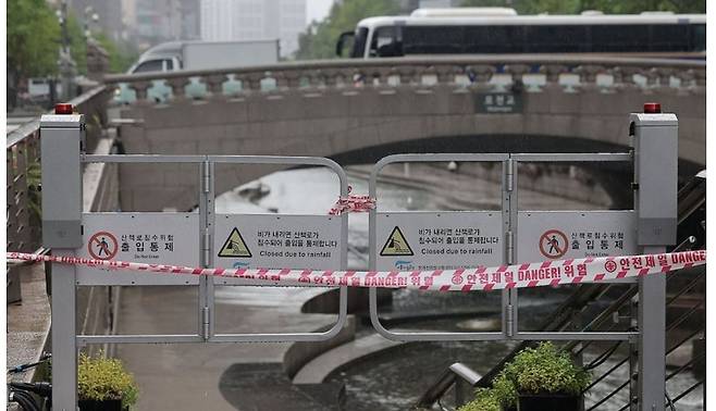 통제된 청계천 산책로. 연합뉴스