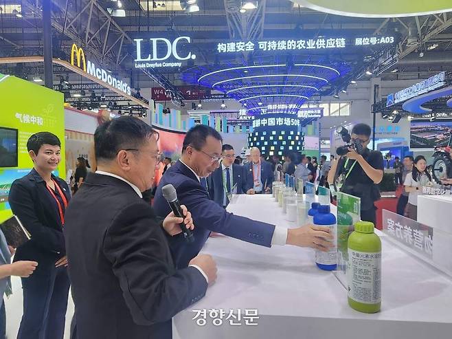 노르웨이 비료기업 야라 측이 베이징에서 열린 중국국제공급망박람회에서 방문객들에게 자사 제품에 대해 설명하고 있다. 외국인 투자자도 방문단에 포함돼 있다. /박은하 기자.