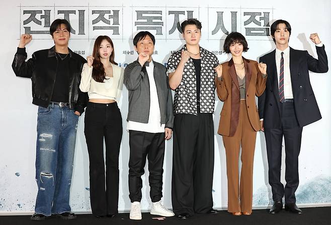From left: Lee Min-ho, Chae Soo-bin, director Kim Byung-woo, Shin Seung-ho, Nana and Ahn Hyo-seop pose at the "Omniscient Reader: The Prophet" press conference at Megabox Coex in Seoul on Tuesday. (Yonhap)