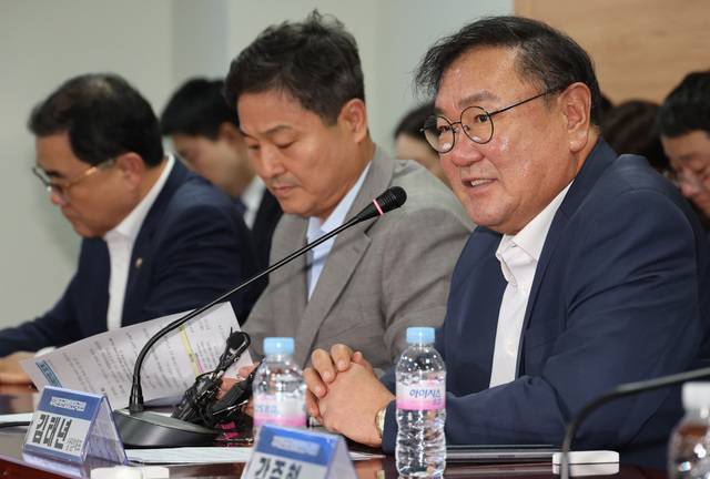 15일 서울 여의도 국회 의원회관에서 열린 더불어민주당 자치분권균형발전전국회의-국정기획위원회 국가균형성장특별위원회-지방시대위원회 간담회에서 김태년 자치분권균형발전 전국회의 상임대표가 발언하고 있다. 연합뉴스