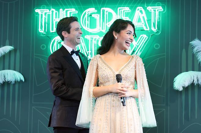 뮤지컬 ‘위대한 개츠비’의 한국 공연에서 남녀 주인공을 맡은 배우 매트 도일과 센젤 아마디가 극 중 넘버를 선보인 뒤 활짝 웃고 있다. 뉴시스