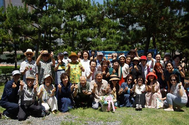 부산크리스천문인협회는 5일 해운대 동백섬에서 ‘제4회 시화전 개막식’을 열었다. 행사를 마친 뒤 송정우(둘째 줄 왼쪽 첫 번째)회장과 참석자들이 단체 기념촬영을 하고 있다.