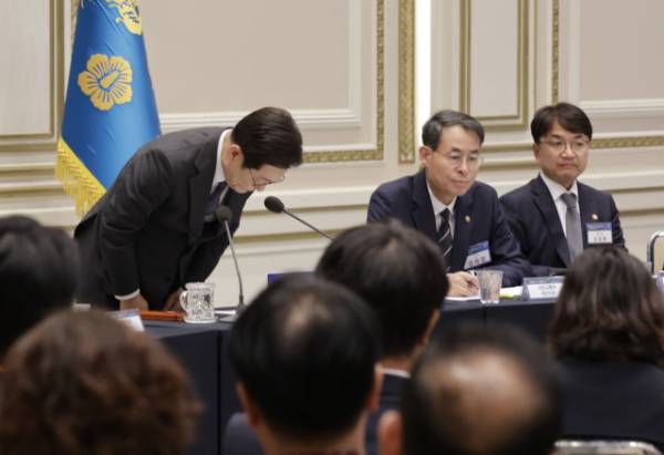 이재명 대통령이 16일 청와대 영빈관에서 '기억과 위로, 치유의 대화' 사회적 참사 유가족 간담회를 하며 참석 유가족들을 향해 허리 숙여 인사하고 있다. 연합뉴스