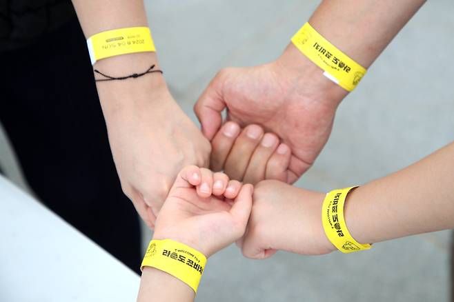 2024 서울썸머비치 광화워터파크 입장을 위한 입장팔찌 찬 모습 / 사진=서울관광재단