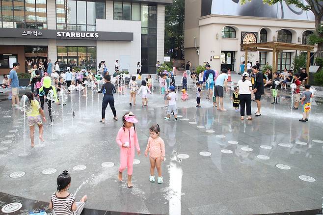2024년도 서울썸머비치 내 무더위를 식힐 수 있는 바닥분수와 그늘 정자, 평상 시설 / 사진=서울관광재단