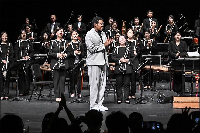 지난달 26일 서울시국악관현악단 '장단의 재발견' 공연에서 초연된 자신의 신작 'Unselected Ambient loops 25-25' 연주가 끝난 후 무대에 올라 박수 받는 작곡가 이하느리(맨 앞줄 가운데). 세종문화회관