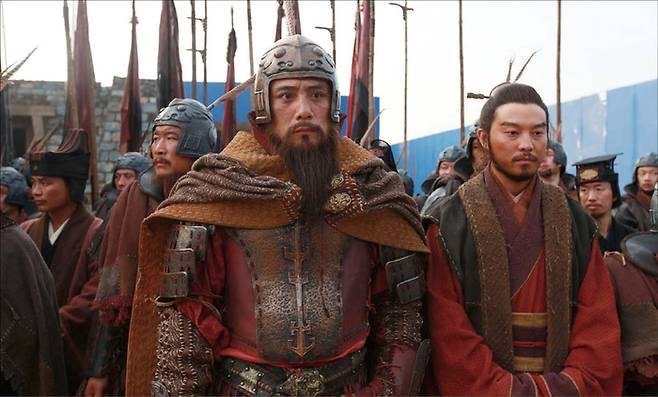 유방은 자기 부하들보다 능력이 한참 떨어졌다. 그럼에도 본인이 위험을 감수하는 ‘리스크 테이킹’ 전략으로 과감하게 ‘대장’의 자리를 꿰찼고 중원을 통일한 황제 자리에 올라섰다. 사진은 초한지: 영웅의 부활의 한 장면.