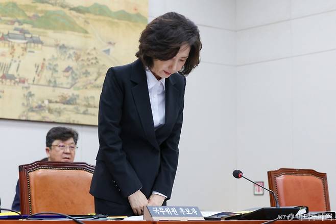 (서울=뉴스1) 안은나 기자 = 이진숙 사회부총리 겸 교육부 장관 후보자가 16일 오전 서울 여의도 국회 교육위원회에서 열린 인사청문회에 출석해 인사하고 있다. 2025.7.16/뉴스1 Copyright (C) 뉴스1. All rights reserved. 무단 전재 및 재배포, AI학습 이용 금지. /사진=(서울=뉴스1) 안은나 기자