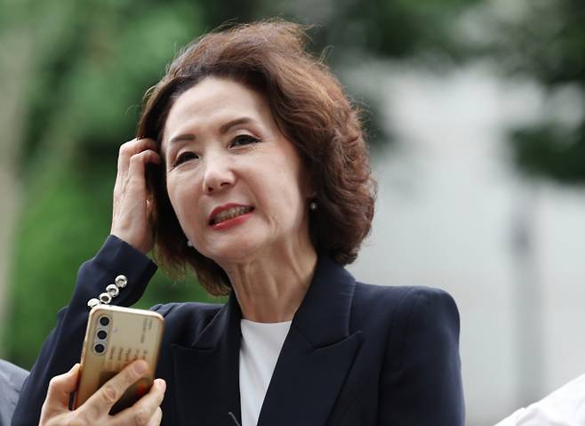 이재명 정부 1기 내각을 구성할 후보 중 최대 관심 인물로 꼽히는 이진숙 교육부 장관 후보자 인사청문회가 16일 열린다. 제사진은 지난달 30일 서울 여의도 한국교육시설안전원에 마련된 인사청문회 준비 사무실로 출근하던 중 취재진 질문에 답한 이진숙 사회부총리 겸 교육부 장관 후보자. /사진=뉴시스