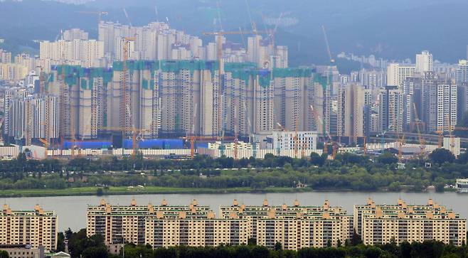 이재명 정부가 다음 달 첫 부동산 종합대책을 발표할 것으로 예상된다. 공공 주도의 도심 고밀 개발을 주축으로 한 공급 확대에 핵심 방안이 담길 전망이다. 사진은 지난 15일 서울 남산에서 바라본 아파트들 전경. /사진=뉴스1