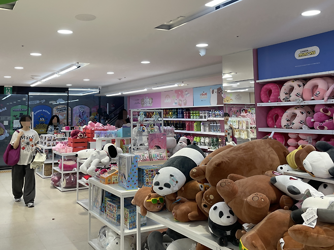 미니소 홍대점 매장을 찾은 고객들. 전새날 기자