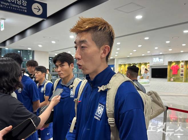 취재진과 인터뷰 중인 조현우. 김조휘 기자