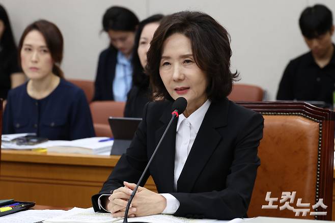 이진숙 사회부총리 겸 교육부 장관 후보자가 16일 서울 여의도 국회 교육위원회에서 열린 인사청문회에서 의원 질의에 답변을 하고 있다. 윤창원 기자