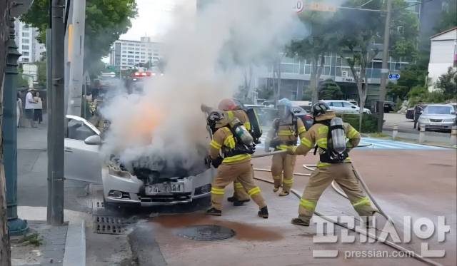 ▲ 소방대원들이 여름철 발생한 차량 화재를 진압하고 있다. ⓒ전북특별자치도소방본부